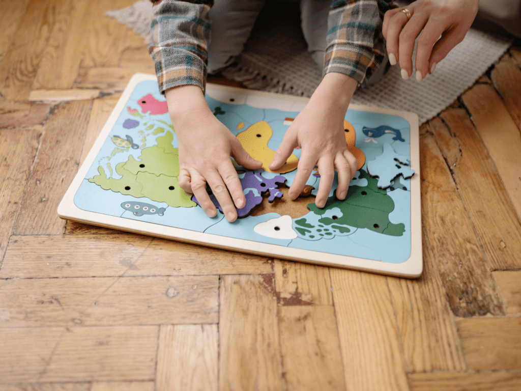 Como posso estimular, em casa, as habilidades de atenção, concentração, raciocínio e memória do meu filho?