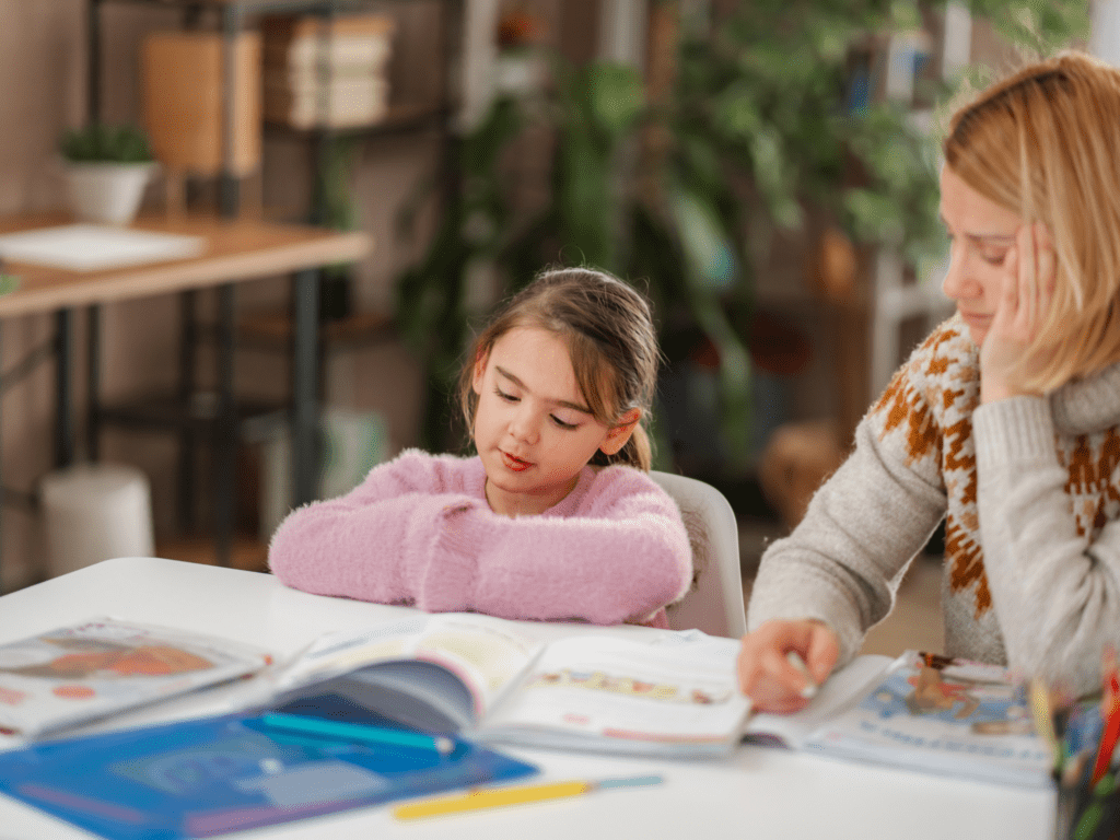 Como posso estimular, em casa, as habilidades de atenção, concentração, raciocínio e memória do meu filho?
